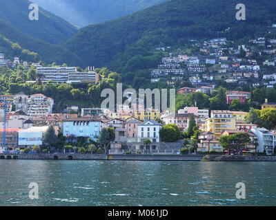 ASCONA reisen Stadt der Schweiz mit herrlichem Blick auf die Schönheit des Lago Maggiore im Kanton Tessin und die Steigung der alpinen Gebirge Landschaft. Stockfoto