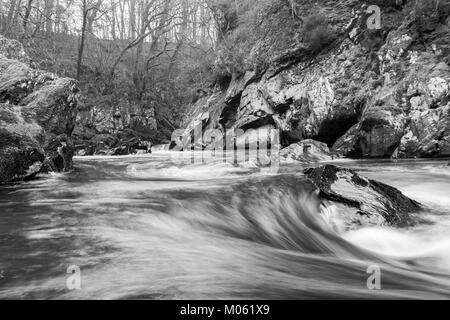 Fairy Glen ist eine spektakuläre Schlucht, die zu einer Verdrehung Reihe von Wasserfällen und Kaskaden, die zwischen senkrechten Wänden Rush und über die riesigen Felsen führt Stockfoto