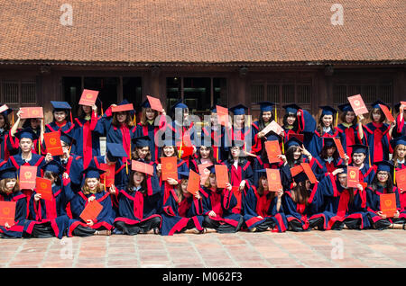 Hanoi, Vietnam - November 1,2017: Vietnamesische Studenten, die Graduierung Foto bei den Tempel der Literatur. Stockfoto