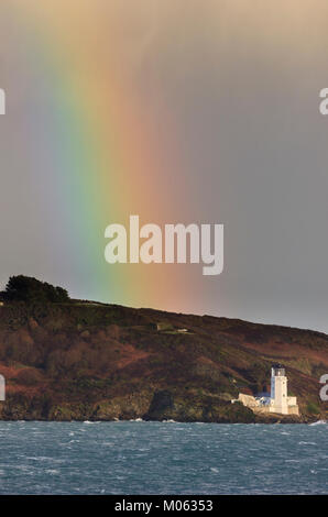 Regenbogen über St Anthony's Leuchtturm in Falmouth Cornwall Stockfoto