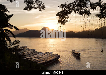 Sonnenuntergang am Mekong in Welterbe Stadt Luang Prabang, Laos Stockfoto