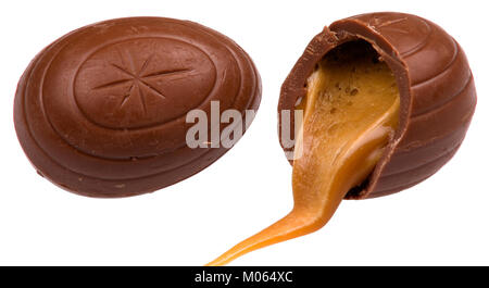 - Cadbury-Caramel Egg-Whole-&-Split Stockfoto