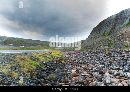 Felsigen Klippen an der Küste der Barentssee, Varangerhalvoya Nationalpark, Varanger Halbinsel, Finnmark, Norwegen Stockfoto