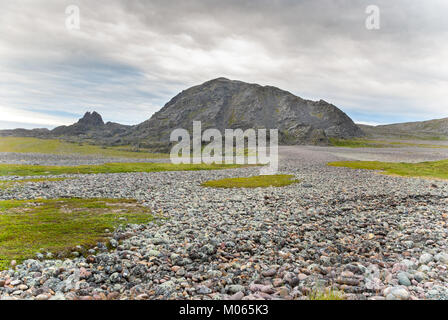 Felsigen Klippen an der Küste der Barentssee, Varangerhalvoya Nationalpark, Varanger Halbinsel, Finnmark, Norwegen Stockfoto