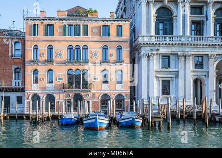 Gebäude, Schiffe und Gondeln am Canale grande Wasserstraße in Veneto, Venedig, Italien, Europa, Stockfoto