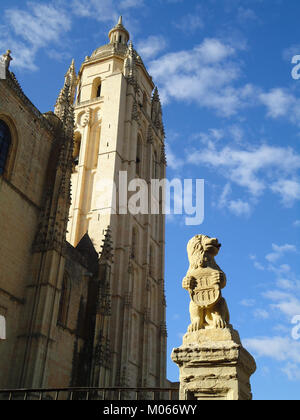 Der Campanario von Segovia Kathedrale in Spanien ist ein gotischer Glockenturm, der architektonische Gestaltung, religiöse Bedeutung und künstlerische Handwerkskunst repräsentiert. Stockfoto