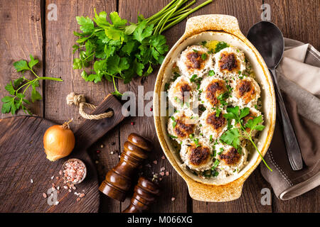 Fleischbällchen gebacken in Sauerrahm Stockfoto
