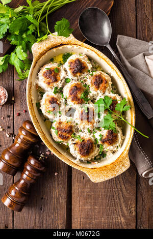 Fleischbällchen gebacken in Sauerrahm Stockfoto