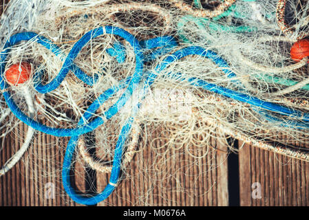 Stapel der kommerzielle Fischfang net mit Schnüren und schwimmt als abstrakt Hintergrund, selektiver Fokus Stockfoto