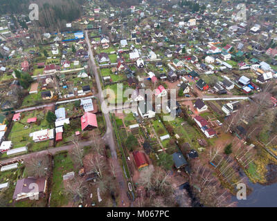 Aerail Blick auf viele Russische Sommerhäuser in suburban Dorf. Zentrale Russland Stockfoto