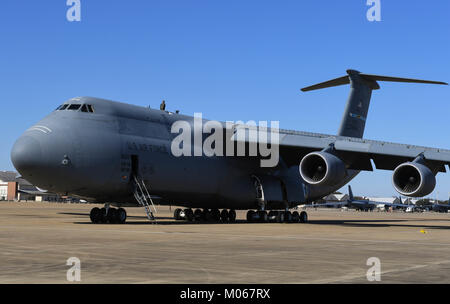 Ein Besatzungsmitglied auf einem C-5 M Super Galaxy von Dover Air Force Base, Del., schaut aus einer Luke auf der Flightline in Barksdale Air Force Base, La., Jan. 12, 2018. Stockfoto