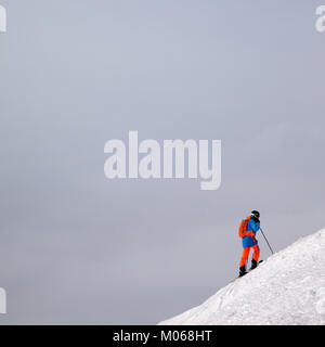 Skifahrer vor Abfahrt auf schneebedeckten Hang zum Freeriden und bedeckt nebligen Himmel vor dem Schneesturm. Kaukasus Berge im Winter, Georgien, Region Gudauri. Stockfoto