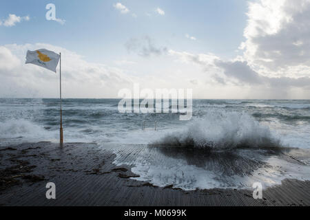 Große Wellen Teig den Hafen Meer in Kato Paphos, Paphos, Zypern. Stockfoto