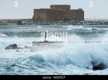 Große Wellen Teig den Hafen Meer in Kato Paphos, Paphos, Zypern. Stockfoto