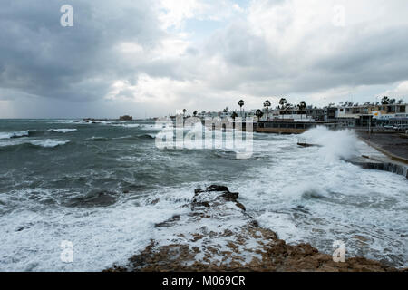 Große Wellen Teig den Hafen Meer in Kato Paphos, Paphos, Zypern. Stockfoto