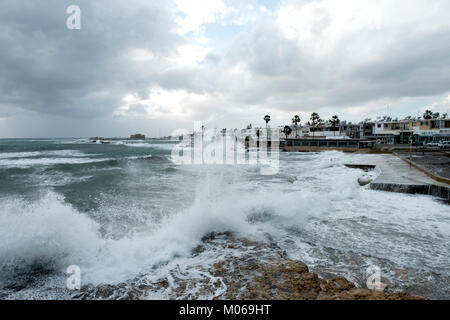 Große Wellen Teig den Hafen Meer in Kato Paphos, Paphos, Zypern. Stockfoto