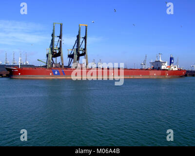 Dieses Schwarzweiß-Foto zeigt am 8. April 2007 den Hafen von Mississippi im Hafen von Rotterdam, Holland, und hebt die industrielle Infrastruktur, die Schifffahrt und die Umgebung am Wasser hervor. Stockfoto