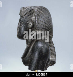 Diese Büste repräsentiert König Amenemhat III., einen Herrscher der 12. Dynastie von Egyptâ. Bekannt für seine umfangreichen Bauprojekte und die Stabilität, die er dem Königreich brachte, ist dieses Porträt ein Beispiel für den künstlerischen Stil der Zeit des Mittleren Reiches. Stockfoto
