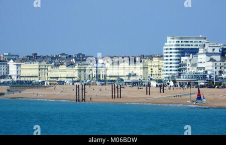 Gebäude von Brighton und Hove Küste (Norfolk Hotel in Adelaide Halbmond) (April 2013) Stockfoto