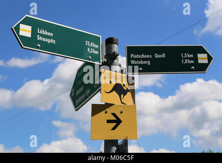 Der Wegweiser markiert einen Ort, der als Wegweiser für Reisende dient und historische Infrastruktur und Schifffahrt veranschaulicht. Stockfoto