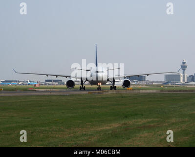 Der Airbus A330-243 mit der Zulassung C-GTSN ist Teil der Flotte von Air Transat und steht für modernes Design und Technologie der kommerziellen Luftfahrt. Stockfoto