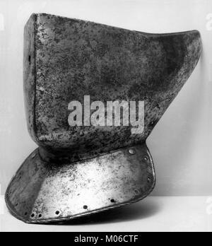 Ein Renaissance-Stil ist ein Möbelstück mit komplizierten Schnitzereien und Design, das zur Aufbewahrung oder Ausstellung von Wertsachen verwendet wird. Stockfoto