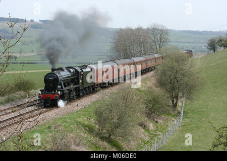 8F Dampflok Nr. 48151 bei Skipton - 23. April 2010 Mit dem Whitby-Carnforth Charter Zug - Skipton, Großbritannien Stockfoto