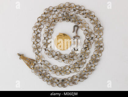 Diese Halskette mit Abzeichen ist ein zeremonielles und dekoratives Objekt mit detaillierter Handwerkskunst und historischer Symbolik im offiziellen Gebrauch. Stockfoto