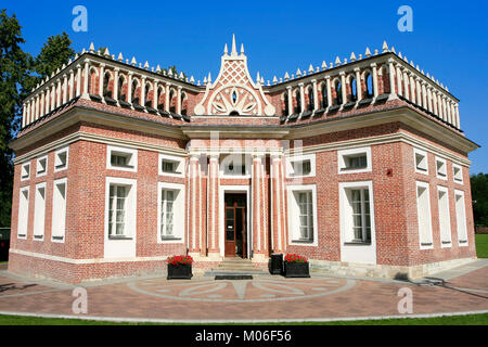 Ein Pavillon im romantischen neugotischen (Gothic Revival) Stil im 18. Jahrhundert Tsaritsyno Immobilien in Moskau, Russland Stockfoto