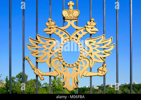 Das Wappen von Russland über den Zaun des 18. Jahrhunderts Neugotische (Gothic Revival) Tsaritsyno Palast in Moskau, Russland Stockfoto