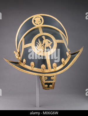 Ein Morionhelm aus dem 16. Bis 17. Jahrhundert mit charakteristischem Wappen und ausgestellter Form, der Soldaten praktischen Schutz während des Kampfes bietet. Stockfoto