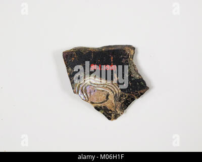 Ein Fragment von Mosaikglaseinlagen aus der MET-Sammlung, das historische Handwerkskunst und Designtechniken zeigt, die in dekorativen Objekten verwendet werden. Stockfoto