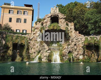 Grotta di Lourdes ist eine künstliche Höhle in den Vatikanischen Gärten Stockfoto