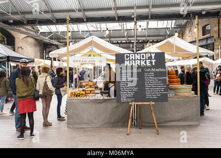 Das Vordach Markt, King's Cross, London. Vordach Markt ist ein Pop-up-Markt in der Nähe von kornhaus Platz verschiedenen mit Ständen von unabhängigen Verkäufern und Teekocher Stockfoto