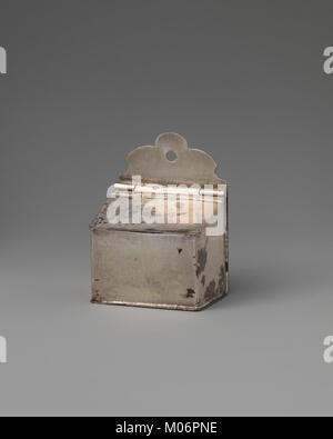 Diese Miniatur-Salzbox demonstriert funktionelle und dekorative Handwerkskunst mit einem komplizierten Design und spiegelt das tägliche Leben in seiner historischen Zeit wider. Stockfoto
