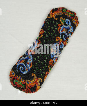 Eine Geißeltasche aus dem 17. Bis 18. Jahrhundert ist aus Leder gefertigt, das Münzen aufbewahrt und als Beispiel für funktionale und dekorative Kunst dient. Stockfoto