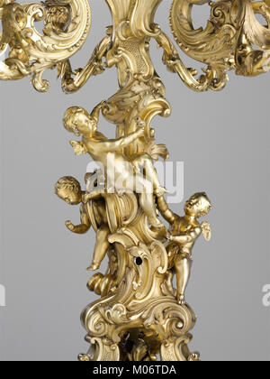 Dieser 9-Licht-Kandelaber demonstriert kompliziertes Design und handwerkliches Können und spiegelt seinen dekorativen Stil und seine zeremonielle Verwendung in seiner historischen Zeit wider. Stockfoto