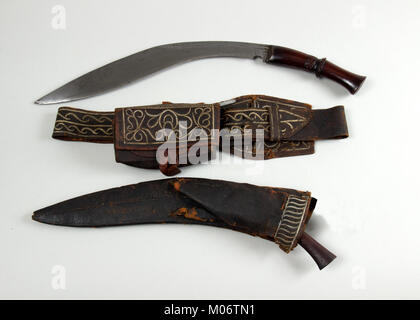 Messer (Kukri) mit Scheide, kleines Messer, Riemen, Beutel und Kasten 31,12. 826 Ein g001 Mar 2017 Stockfoto