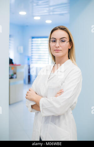 Glücklich lächelnde fröhlicher junger Arzt Frau im Büro Stockfoto