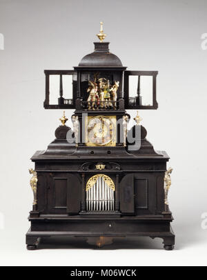 Diese Musikuhr kombiniert eine Spinette und Orgel, die Zeitmessung mit Musik verbindet und mechanisches Design, handwerkliches Können und Ingenieurskunst des 18. Jahrhunderts demonstriert. Stockfoto