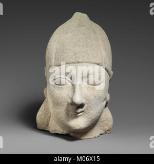 Kalkstein Kopf einer bartlos Männchen tragen einen kegelförmigen Helm MET DP157055 Stockfoto