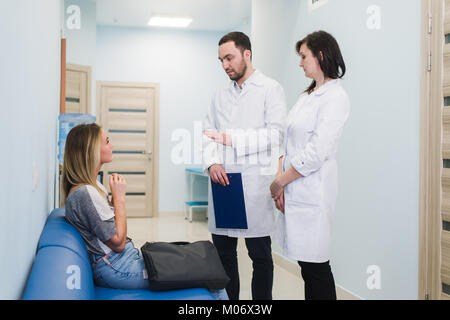 Patientin wird durch Arzt im Krankenzimmer beruhigt Stockfoto