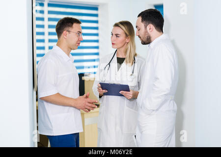 Gruppe von Ärzten diskutieren und gemeinsam Stockfoto