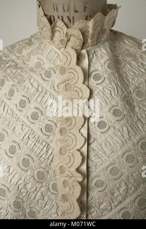 Das Nachthemd MET CI67.67 zeigt historische Illustrationen und redaktionelle Fotografien, die nostalgische und Vintage-visuelle Stile aus alten Publikationen widerspiegeln. Stockfoto