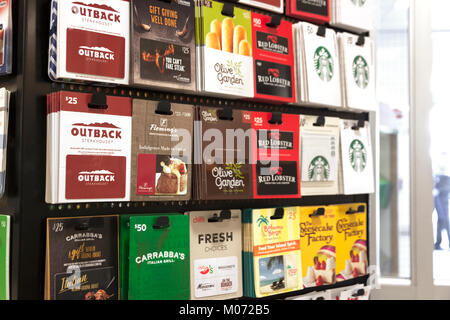 Restaurant, Essen und Trinken Geschenkkarten für Verkauf auf einem Store display Rack. Stockfoto