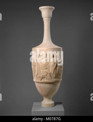 Ein Marmorbegräbnislekythos von Aristomache, der für Öl oder Parfüm verwendet wurde und griechische Grabkunst und Begräbnisbräuche veranschaulicht. Stockfoto