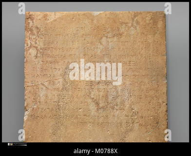 Diese Marmorstele mit einer lydischen Inschrift ist ein Artefakt aus dem antiken Lydia, das die Kultur, Sprache und künstlerischen Praktiken der lydischen Zivilisation veranschaulicht. Stockfoto