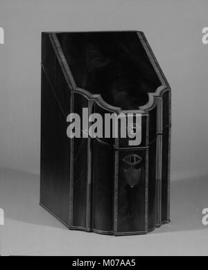 Diese Messerbox demonstriert funktionale Aufbewahrung und dekorative Handwerkskunst und veranschaulicht künstlerisches Design und Präzision in historischen Objekten. Stockfoto