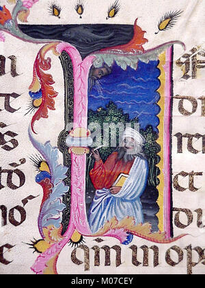 Ein Manuskriptblatt zeigt König David in einer beleuchteten Initiale aus einem Psalter, die mittelalterliche Kunst und religiöse Ikonographie hervorhebt. Stockfoto