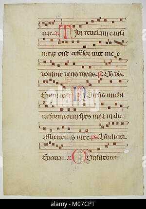 Ein Manuskriptblatt mit dem Anfangsbuchstaben „D“ aus einem Antiphonar, das in der mittelalterlichen christlichen Liturgie verwendet wird und kunstvolle Beleuchtung und dekorative Schrift hervorhebt. Stockfoto